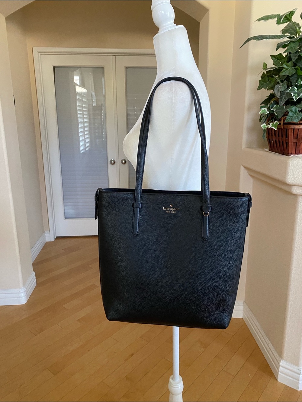 New Pebbled Leather Kate Spade Black Shoulder Tote KN188